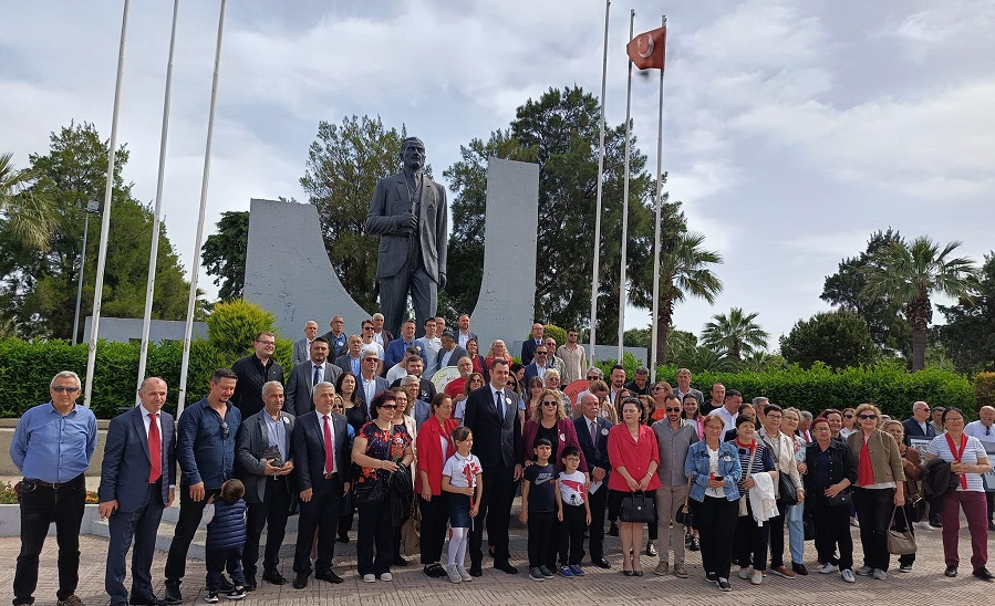 CHP Aliağa'da, Atatürk Anıtı’na çelenk ve karanfil sundu