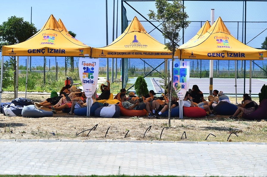 İzmir'de Gençler, Özdere’deki gençlik kampında gönüllerince eğleniyor