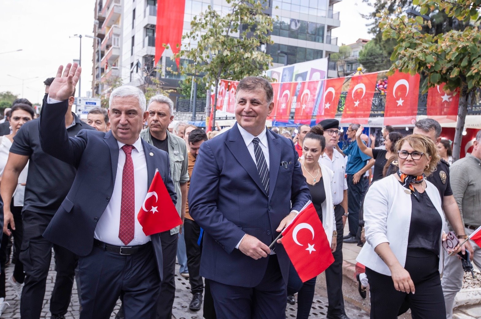 Başkan Tugay, 88. Uluslararası Bergama Kermesi’ne katıldı