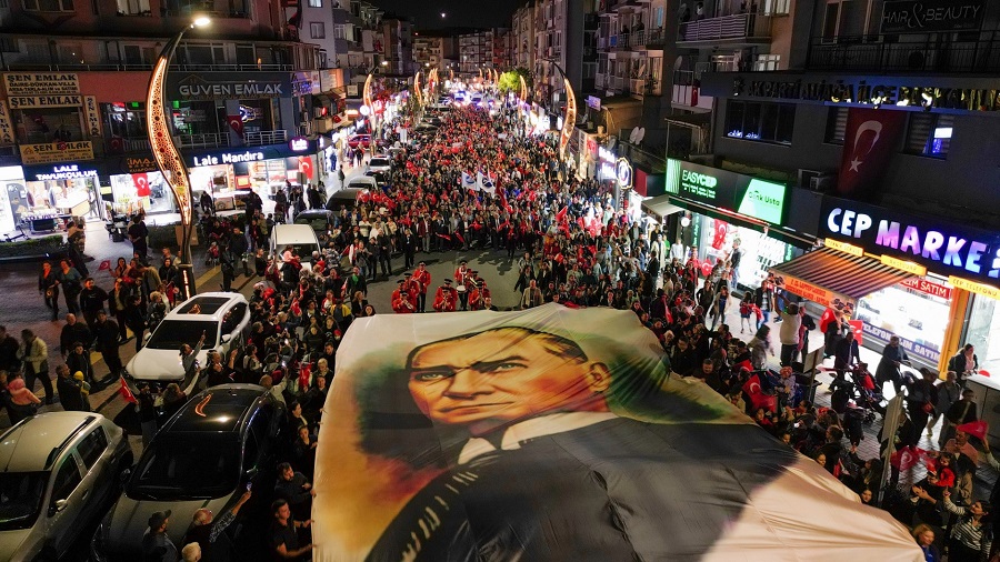 Aliağa’da Cumhuriyet Coşkusu Fener Alayı ile devam etti