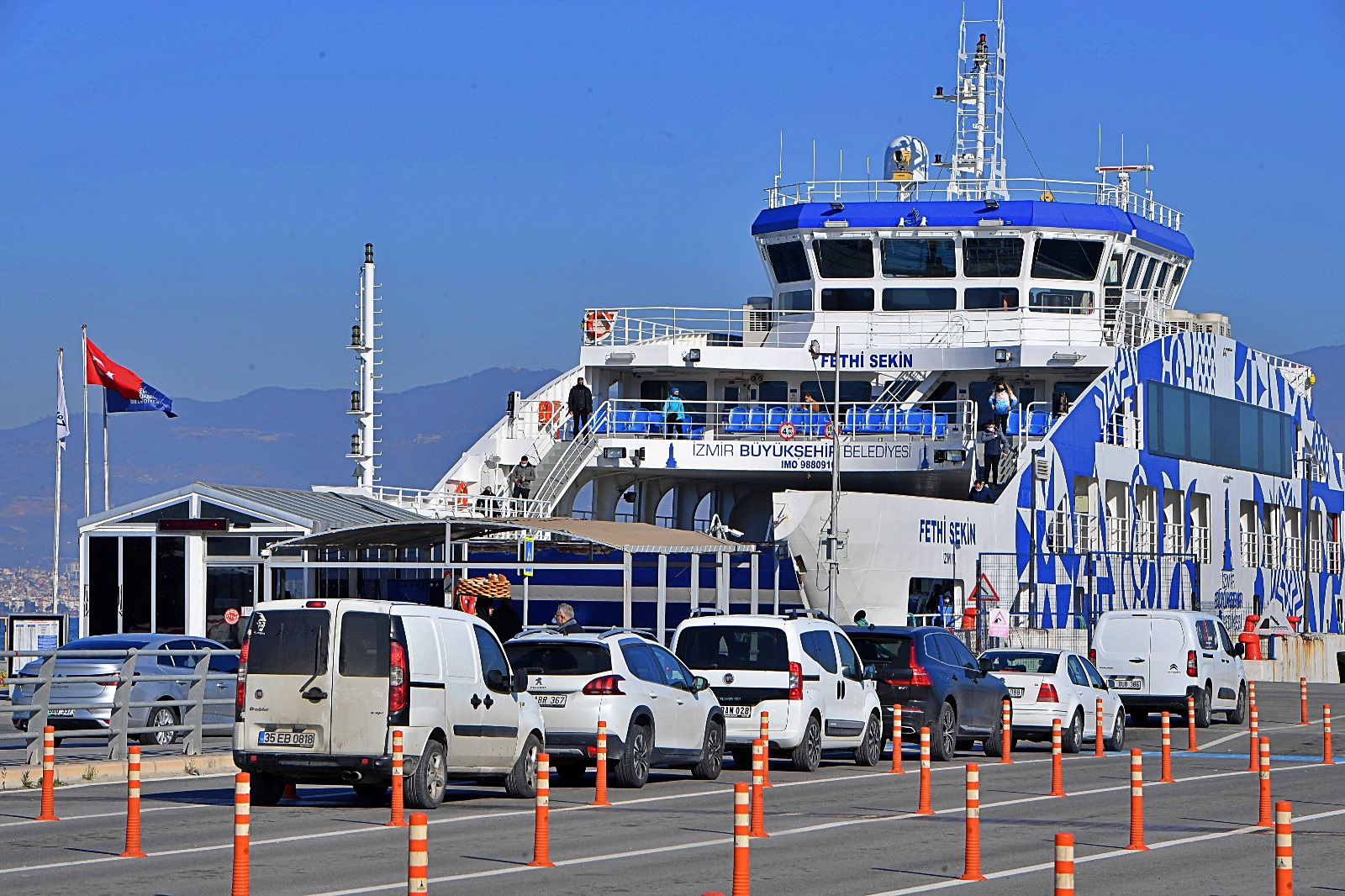 İzmir'de Feribot tarifesine düzenleme