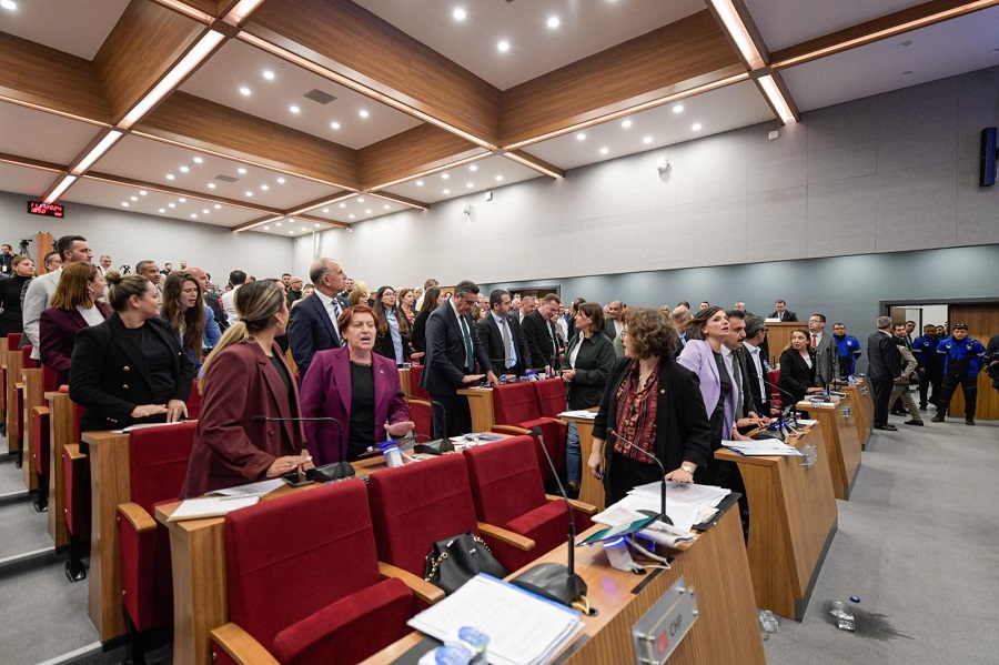 Eski AK Parti Meclis Üyesi Latif Aydemir'e kadınlardan protesto