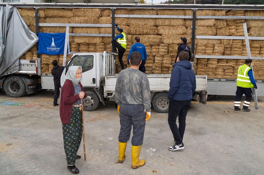 İzmir'de yangın mağduru çiftçilere 225 ton yem desteği