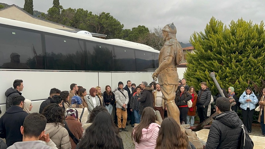 Gençler İzmir'i keşfediyor