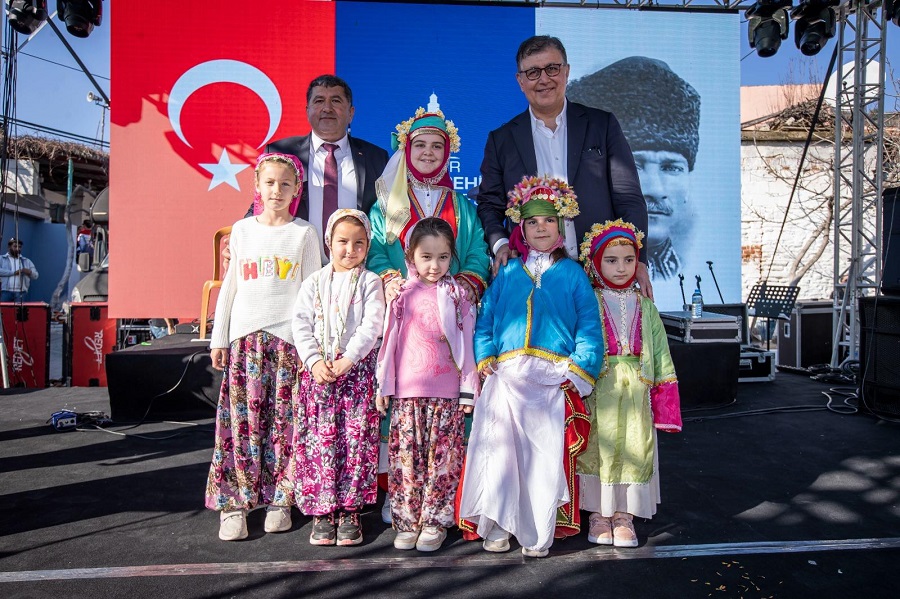 Çiçeğin başkenti Bayındır, festivalle renklendi