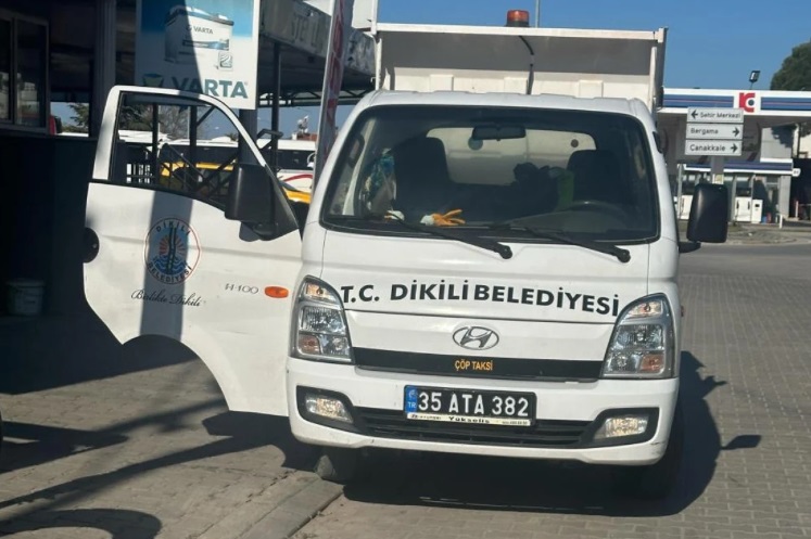 Dikili Belediyesinin ’ATA’ plakalı çöp taksisine tepki 