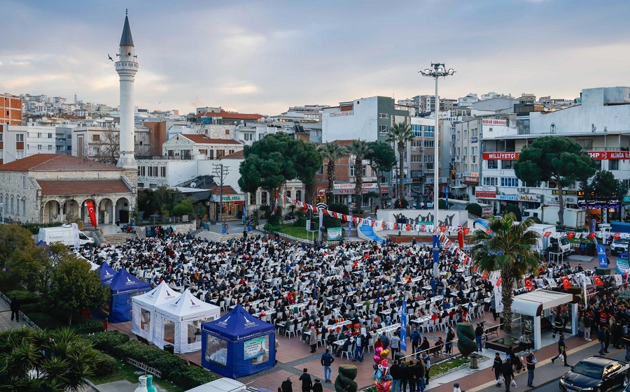 Başkan Tugay Aliağa'da kurulan iftar sofrasına konuk oldu