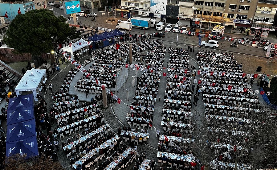 Bergama'da kurulan iftar sofrasına konuk oldu